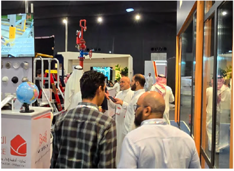 عارضون وزوار يتواصلون داخل معرض CIDEX
